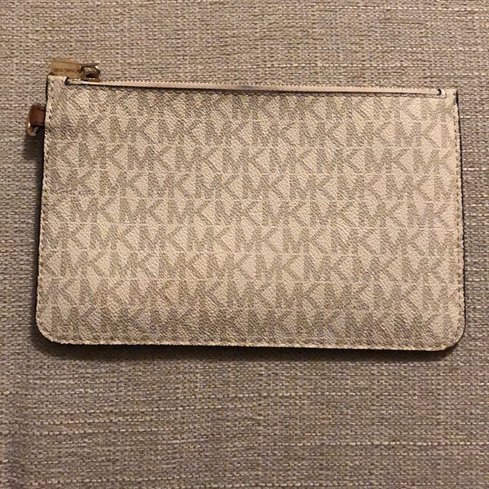 Michael kors wristlet- excellent condition-